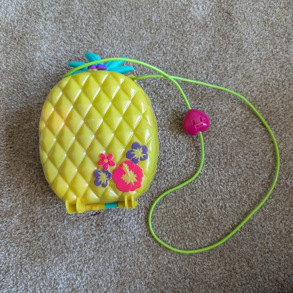 Polly Pocket 2-in-1 Tropical Pineapple Purse Playset with Micro Polly Dolls - Picture 1 of 8